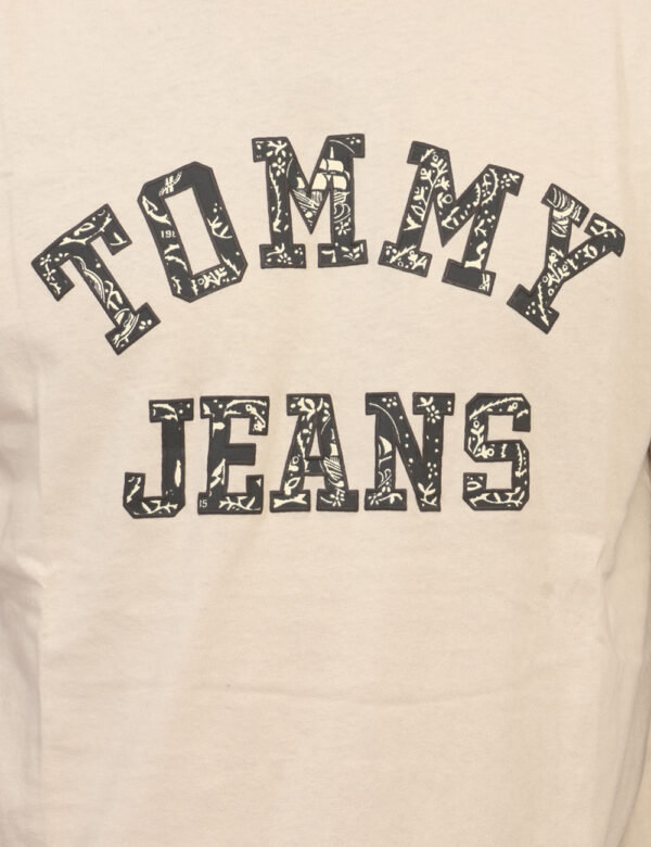 T-shirt Tommy Hilfiger Beige - T-shirt classica in total beige con stampa logo brand sul fronte. La vestibilità è morbida e
