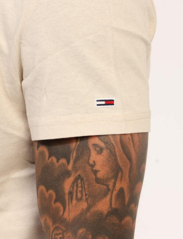 T-shirt Tommy Hilfiger Beige - T-shirt classica in total beige con stampa logo brand sul fronte. La vestibilità è morbida e