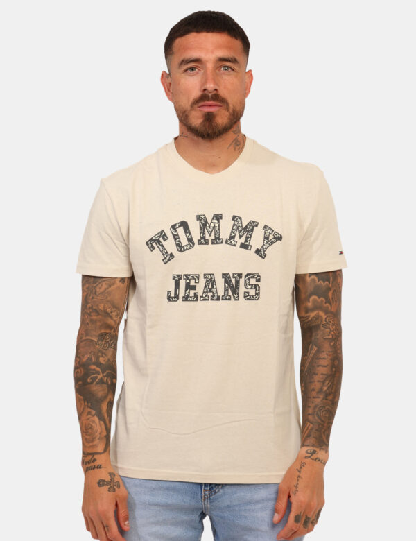 T-shirt Tommy Hilfiger Beige - T-shirt classica in total beige con stampa logo brand sul fronte. La vestibilità è morbida e