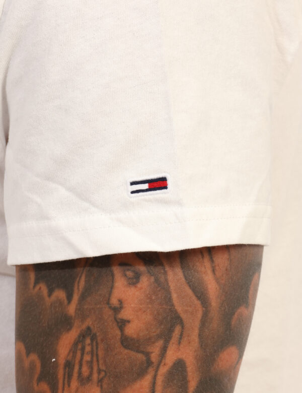 T-shirt Tommy Hilfiger Bianco - T-shirt classica in total biancoi con piccola stampa coordinata. La vestibilità è morbida e
