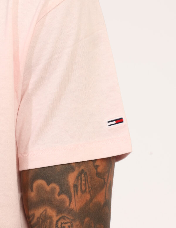 T-shirt Tommy Hilfiger Rosa - T-shirt classica in total rosa chiaro con piccola stampa logo brand. La vestibilità è morbida