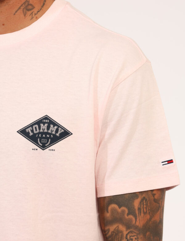T-shirt Tommy Hilfiger Rosa - T-shirt classica in total rosa chiaro con piccola stampa logo brand. La vestibilità è morbida