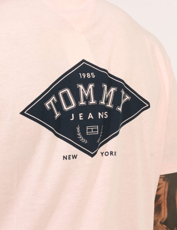 T-shirt Tommy Hilfiger Rosa - T-shirt classica in total rosa chiaro con piccola stampa logo brand. La vestibilità è morbida
