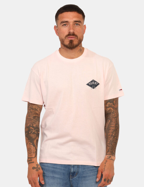 T-shirt Tommy Hilfiger Rosa - T-shirt classica in total rosa chiaro con piccola stampa logo brand. La vestibilità è morbida