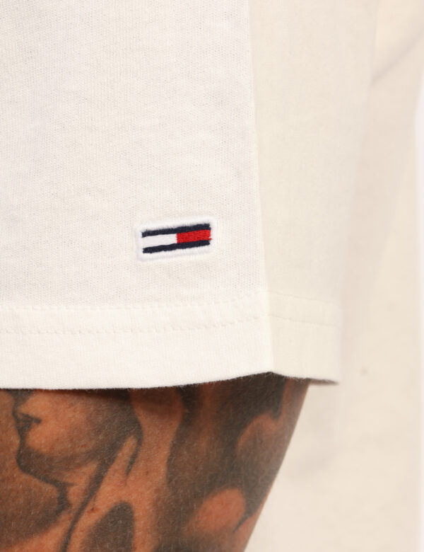 T-shirt Tommy Hilfiger Bianco - T-shirt classica in total bianco con stampa logo brand blu. La vestibilità è morbida e regol