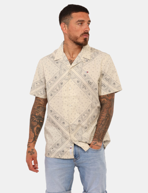 Camicia Tommy Hilfiger Beige - Camicia casual a maniche corte, su base beige con fantasia allover nero. La vestibilità è mor