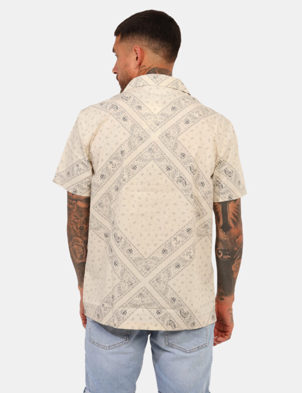 Camicia Tommy Hilfiger Beige - Camicia casual a maniche corte, su base beige con fantasia allover nero. La vestibilità è mor