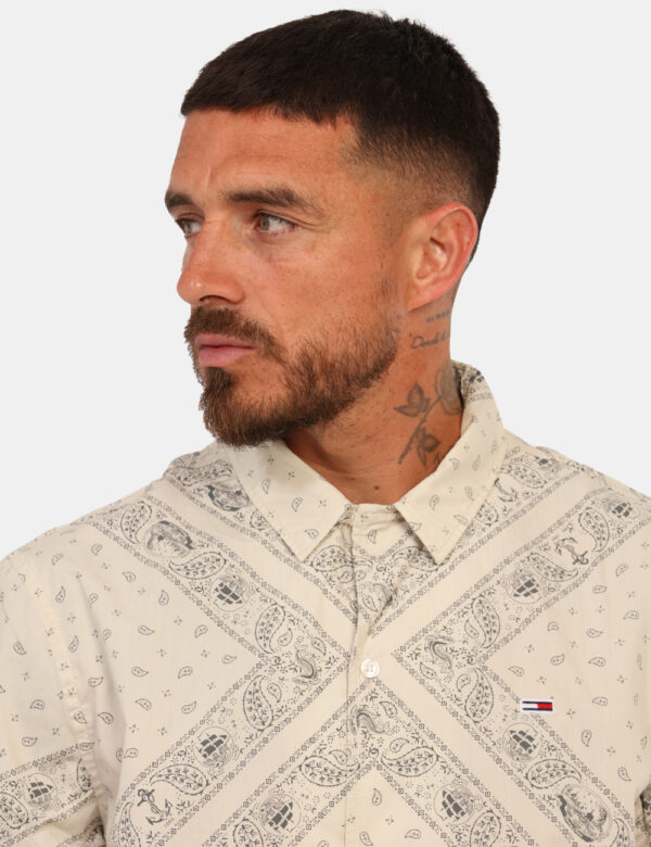 Camicia Tommy Hilfiger Beige - Camicia casual a maniche corte, su base beige con fantasia allover nero. La vestibilità è mor