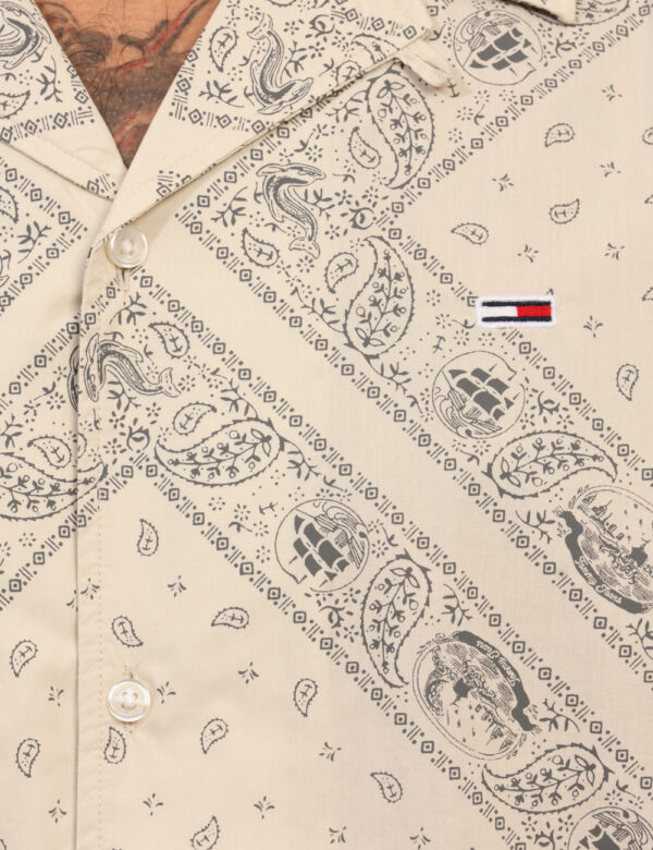 Camicia Tommy Hilfiger Beige - Camicia casual a maniche corte, su base beige con fantasia allover nero. La vestibilità è mor