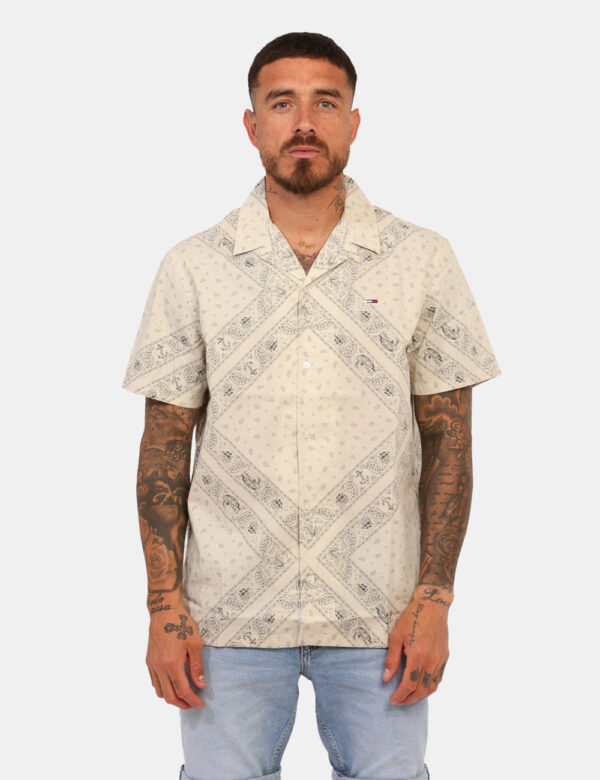 Camicia Tommy Hilfiger Beige - Camicia casual a maniche corte, su base beige con fantasia allover nero. La vestibilità è mor