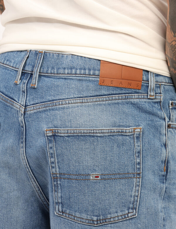 Bermuda jeans Tommy Hilfiger Jeans - Bermuda in jeans total blu denim, con tasche sagomate sul fornte e tasche a toppa sul r