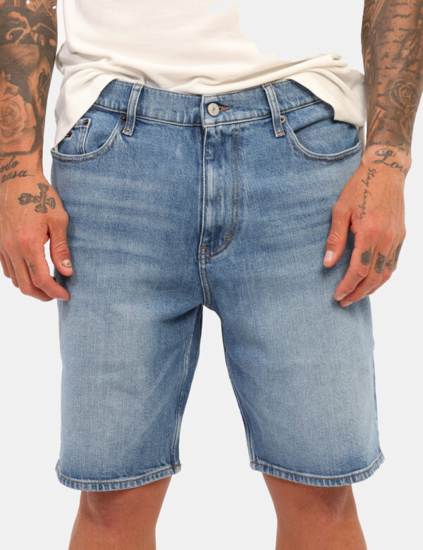 Bermuda jeans Tommy Hilfiger Jeans - Bermuda in jeans total blu denim, con tasche sagomate sul fornte e tasche a toppa sul r