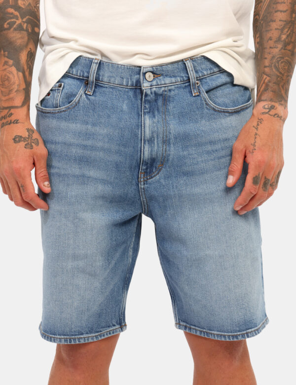 Bermuda jeans Tommy Hilfiger Jeans - Bermuda in jeans total blu denim, con tasche sagomate sul fornte e tasche a toppa sul r