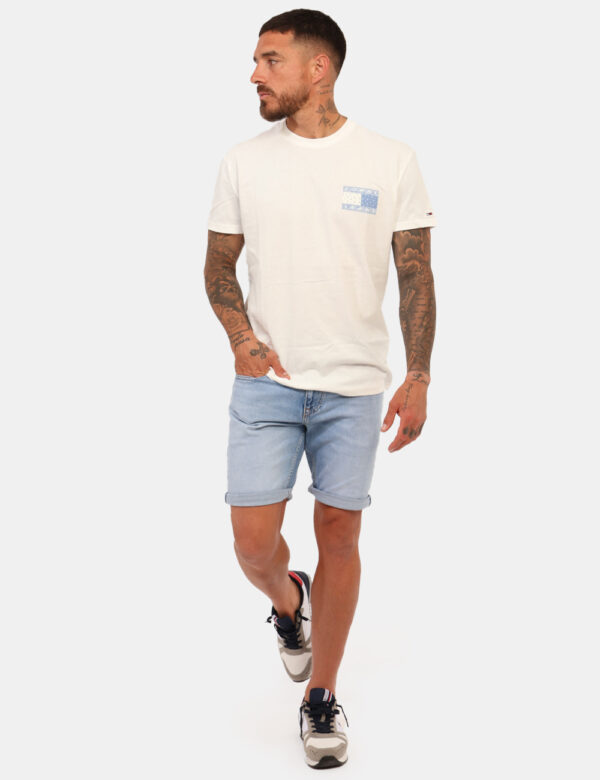 Bermuda jeans Tommy Hilfiger Jeans - Bermuda in jeans total blu denim light, con tasche sagomate sul fornte e tasche a toppa