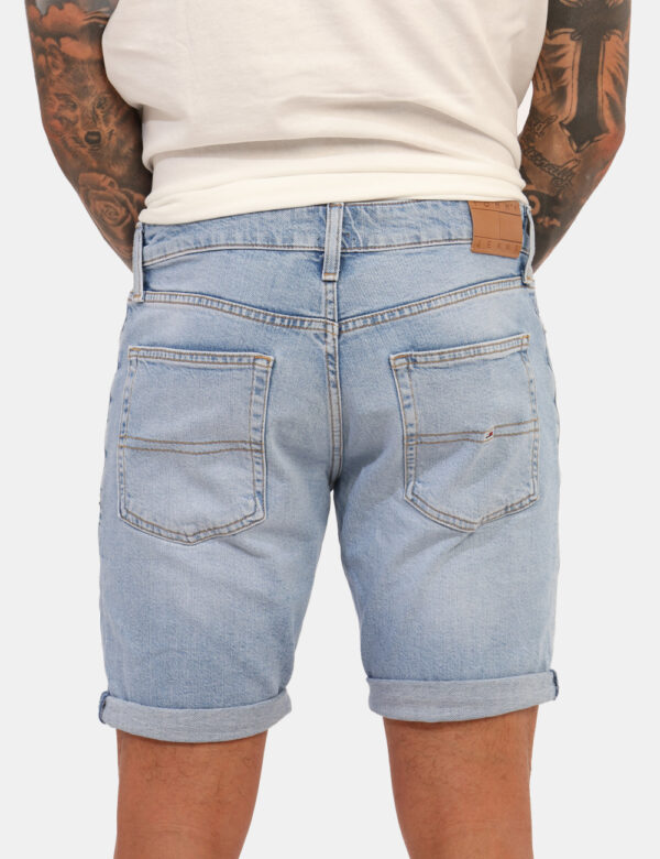 Bermuda jeans Tommy Hilfiger Jeans - Bermuda in jeans total blu denim light, con tasche sagomate sul fornte e tasche a toppa