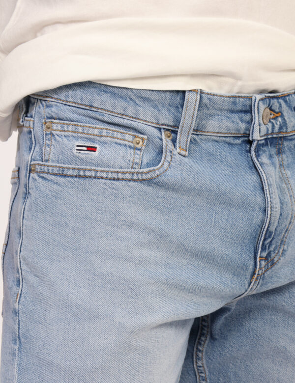 Bermuda jeans Tommy Hilfiger Jeans - Bermuda in jeans total blu denim light, con tasche sagomate sul fornte e tasche a toppa