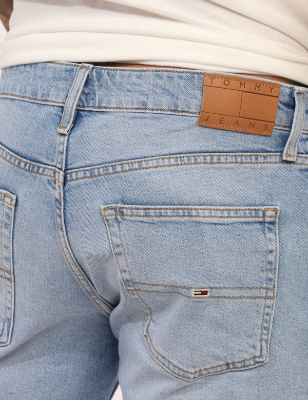 Bermuda jeans Tommy Hilfiger Jeans - Bermuda in jeans total blu denim light, con tasche sagomate sul fornte e tasche a toppa