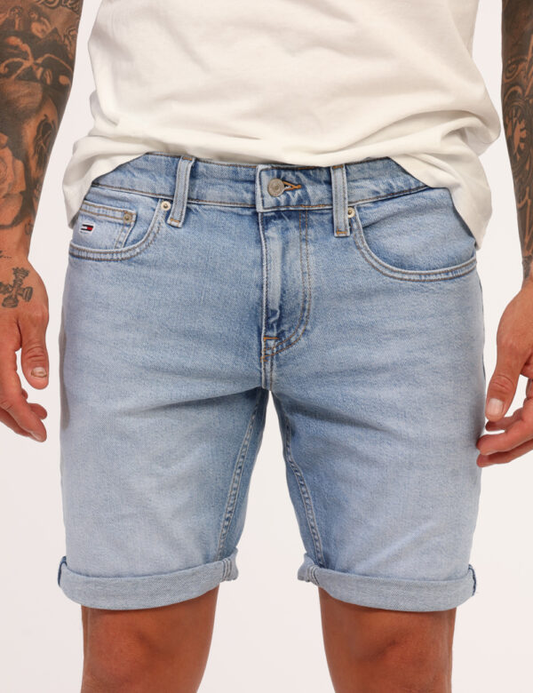 Bermuda jeans Tommy Hilfiger Jeans - Bermuda in jeans total blu denim light, con tasche sagomate sul fornte e tasche a toppa
