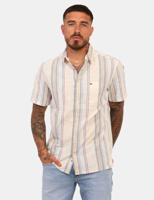 Camicia Tommy Hilfiger Beige - Camicia casual a maniche corte, su base beige con fantasia rigata azzurra e arancione. La ves
