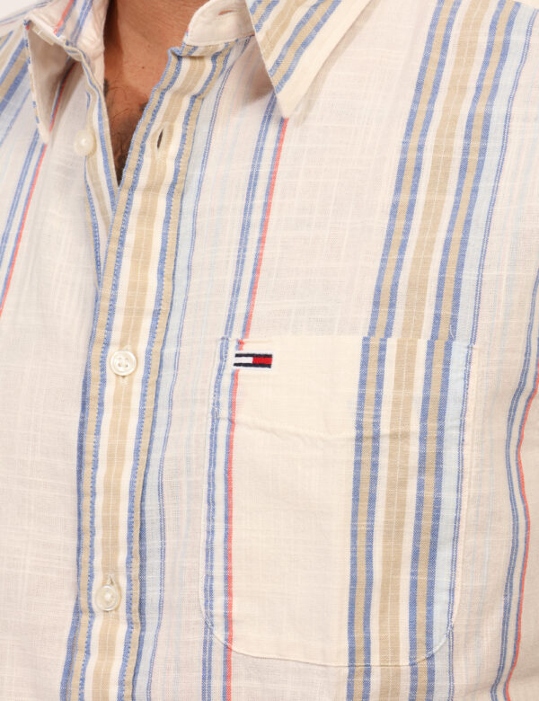 Camicia Tommy Hilfiger Beige - Camicia casual a maniche corte, su base beige con fantasia rigata azzurra e arancione. La ves