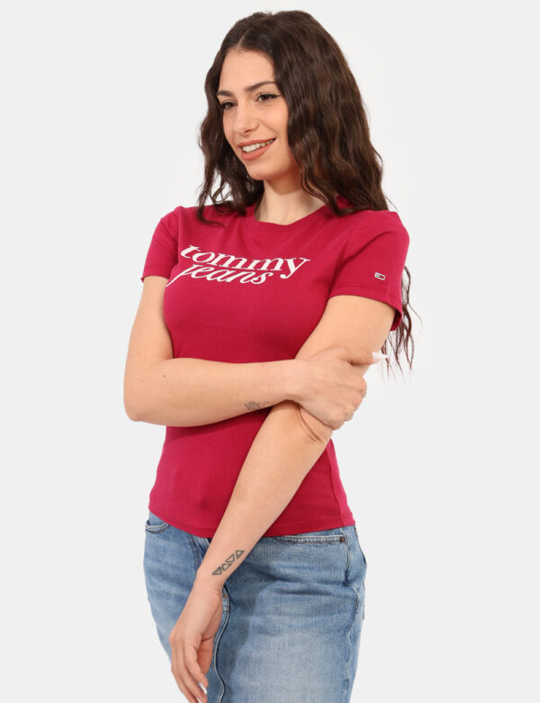 T-shirt Tommy Hilfiger Rosso - T-shirt su base rossa con stampa logo brand bianca. La vestibilità è morbida e regolare. La t