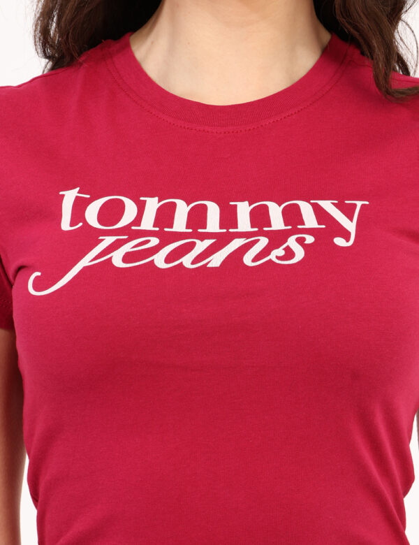 T-shirt Tommy Hilfiger Rosso - T-shirt su base rossa con stampa logo brand bianca. La vestibilità è morbida e regolare. La t