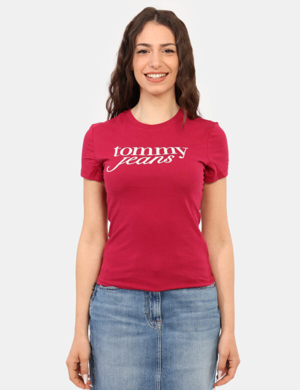 T-shirt Tommy Hilfiger Rosso - T-shirt su base rossa con stampa logo brand bianca. La vestibilità è morbida e regolare. La t
