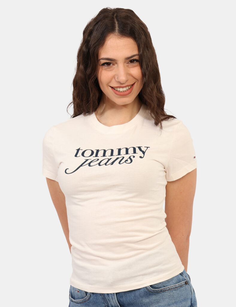 T-shirt Tommy Hilfiger Beige - T-shirt su base beige con stampa logo brand nera. La vestibilità è morbida e regolare. La t-s