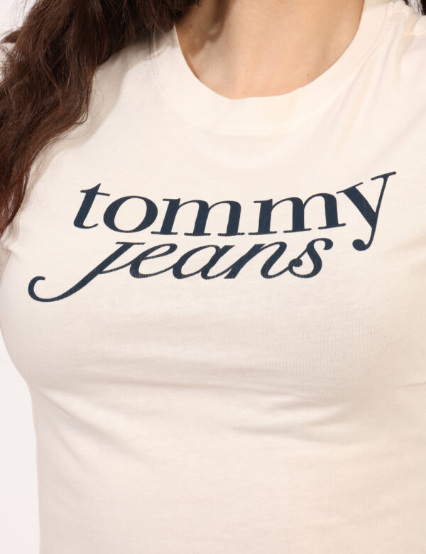 T-shirt Tommy Hilfiger Beige - T-shirt su base beige con stampa logo brand nera. La vestibilità è morbida e regolare. La t-s