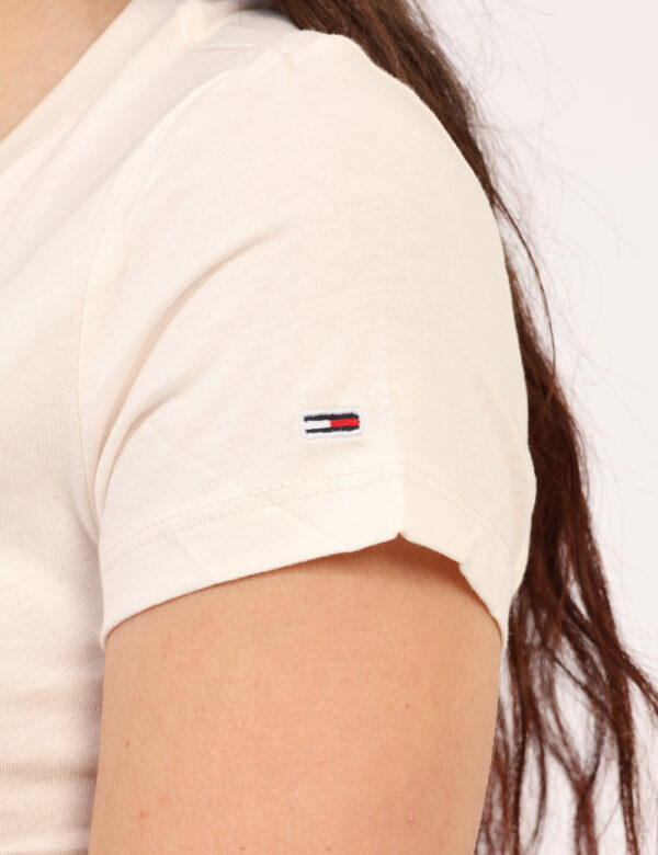 T-shirt Tommy Hilfiger Beige - T-shirt su base beige con stampa logo brand nera. La vestibilità è morbida e regolare. La t-s