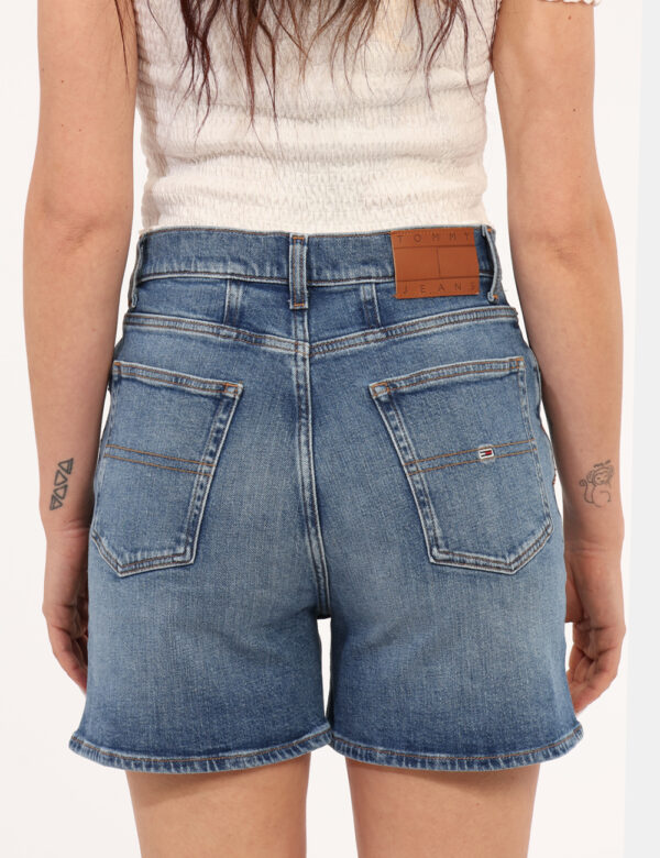 Shorts Tommy Hilfiger Jeans - Shorts in jeans total blu denim. Presenti tasche sagomate sul fronte e tasche a toppa sul retr