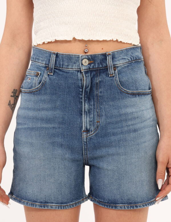 Shorts Tommy Hilfiger Jeans - Shorts in jeans total blu denim. Presenti tasche sagomate sul fronte e tasche a toppa sul retr