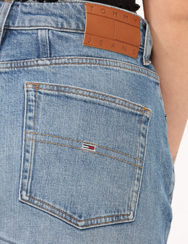 Gonna Tommy Hilfiger Jeans - Gonna corta in jeans in total blu denim. Presenti tasche sagomate sul fronte e tasche a toppa s