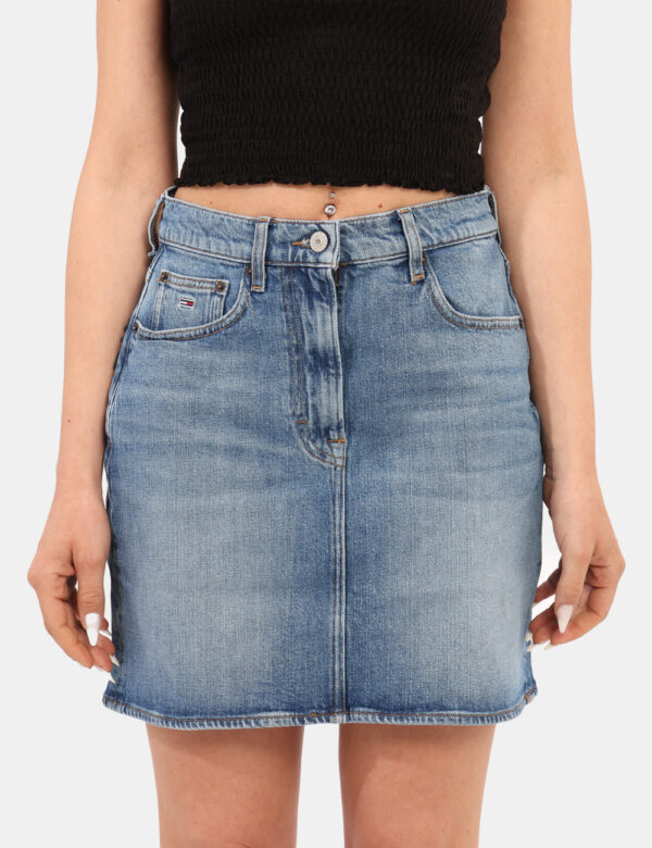 Gonna Tommy Hilfiger Jeans - Gonna corta in jeans in total blu denim. Presenti tasche sagomate sul fronte e tasche a toppa s