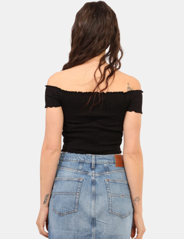 Top Tommy Hilfiger Nero - Top corto in total nero, scollo a barchetta, tessuto arricciato ed elasticizzato con piccolo logo