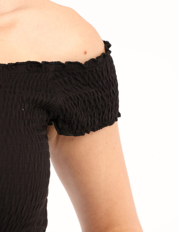 Top Tommy Hilfiger Nero - Top corto in total nero, scollo a barchetta, tessuto arricciato ed elasticizzato con piccolo logo