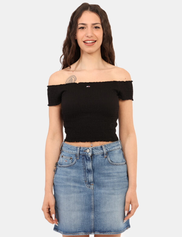 Top Tommy Hilfiger Nero - Top corto in total nero, scollo a barchetta, tessuto arricciato ed elasticizzato con piccolo logo