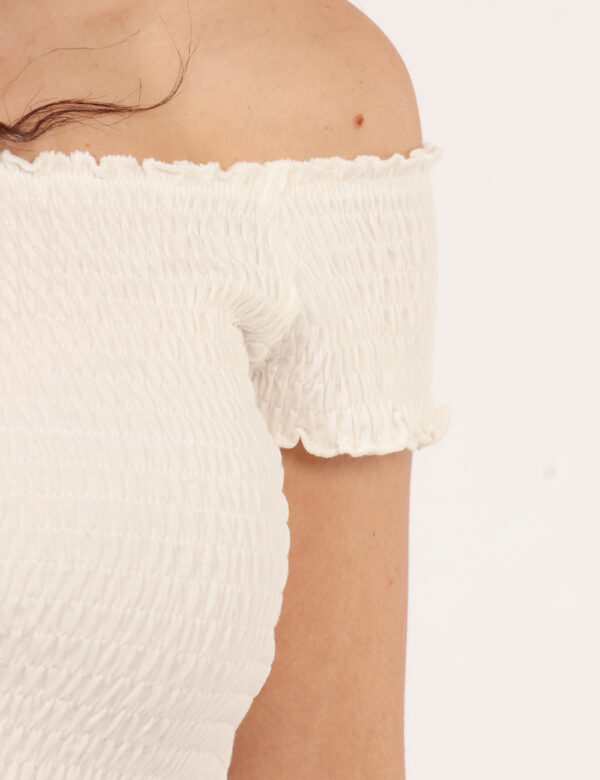 Top Tommy Hilfiger Bianco - Top corto in total bianco, scollo a barchetta, tessuto arricciato ed elasticizzato con piccolo l