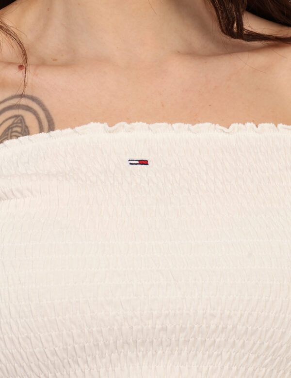 Top Tommy Hilfiger Bianco - Top corto in total bianco, scollo a barchetta, tessuto arricciato ed elasticizzato con piccolo l