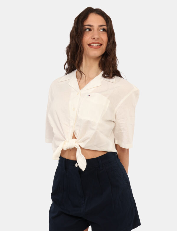 Camicia Tommy Hilfiger Bianco - Camicia a maniche corte in total bianco, con taschino a toppa a nodo che si allaccia in giro