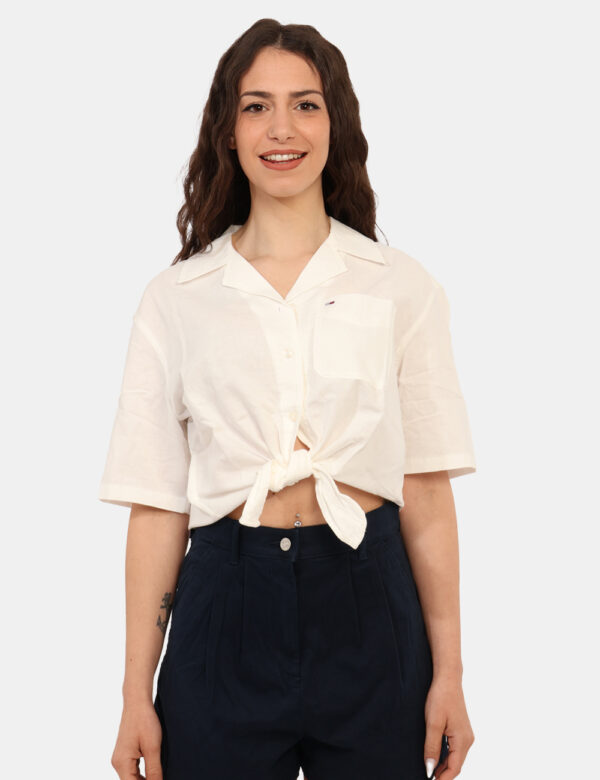 Camicia Tommy Hilfiger Bianco - Camicia a maniche corte in total bianco, con taschino a toppa a nodo che si allaccia in giro
