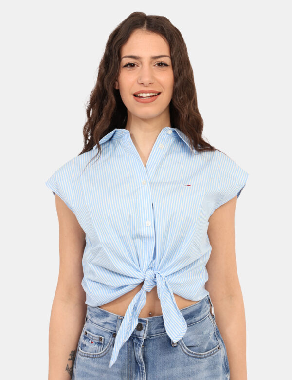 Camicia Tommy Hilfiger Azzurro - Camicia a maniche corte rigata in bianco e azzurro, con piccolo logo brand e nodo che si al