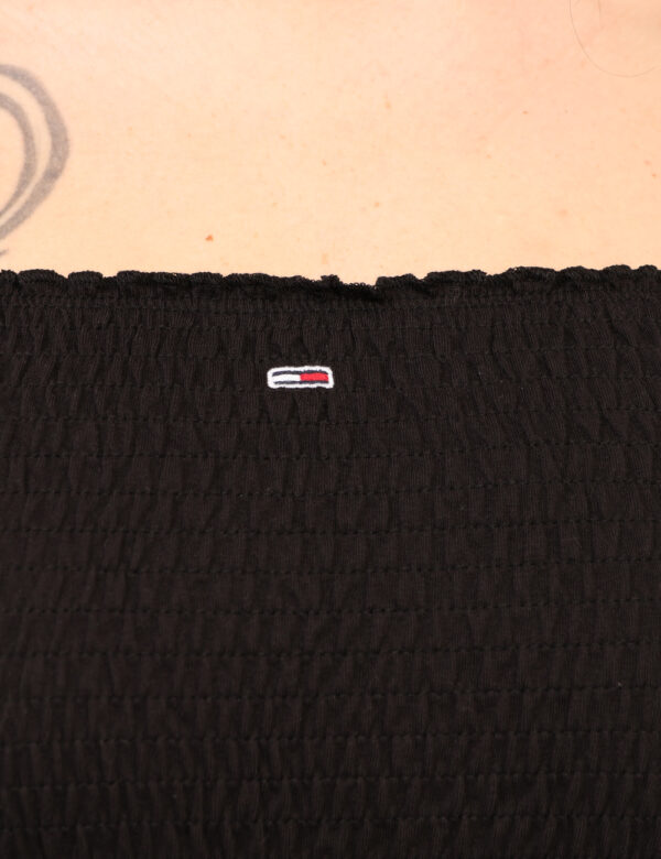 Vestito Tommy Hilfiger Nero - Abito corto, con scollo a barchetta, in total nero con tessuto elasticizzato e arricciato. La