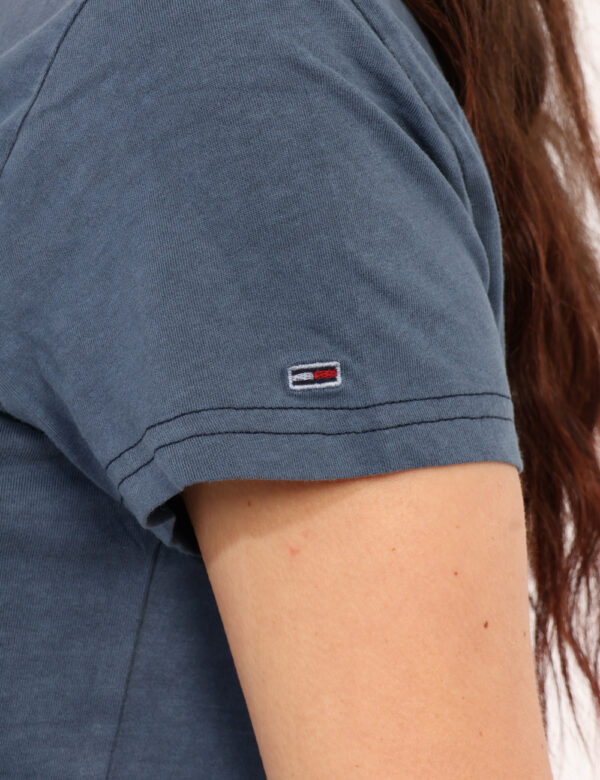 T-shirt Tommy Hilfiger Blu - T-shirt classica su base blu slavato con piccola stampa logo brand bianca. La vestibilità è mor
