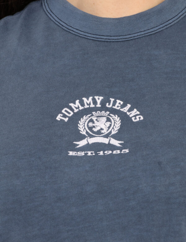 T-shirt Tommy Hilfiger Blu - T-shirt classica su base blu slavato con piccola stampa logo brand bianca. La vestibilità è mor