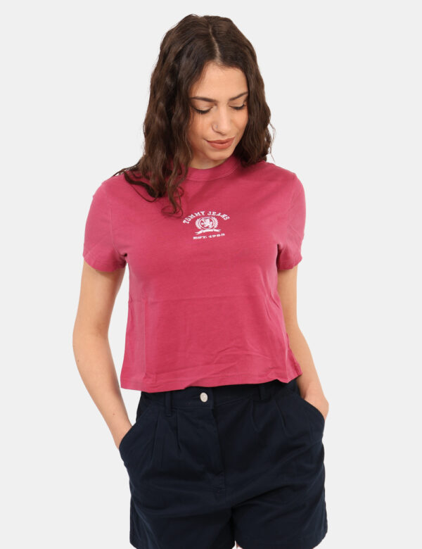 T-shirt Tommy Hilfiger Rosso - T-shirt classica su base rosso slavato con piccola stampa logo brand bianca. La vestibilità è
