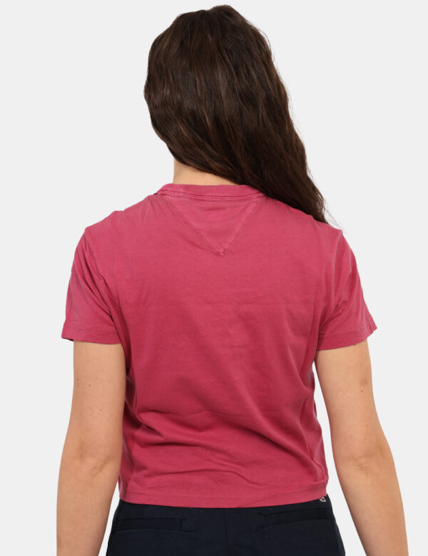 T-shirt Tommy Hilfiger Rosso - T-shirt classica su base rosso slavato con piccola stampa logo brand bianca. La vestibilità è