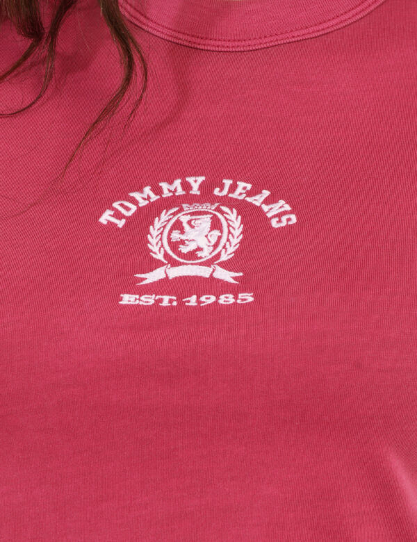 T-shirt Tommy Hilfiger Rosso - T-shirt classica su base rosso slavato con piccola stampa logo brand bianca. La vestibilità è