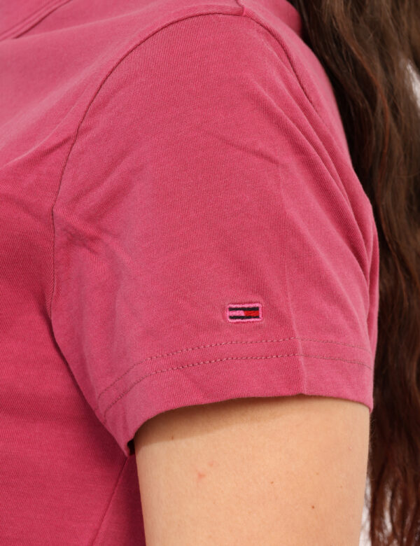 T-shirt Tommy Hilfiger Rosso - T-shirt classica su base rosso slavato con piccola stampa logo brand bianca. La vestibilità è