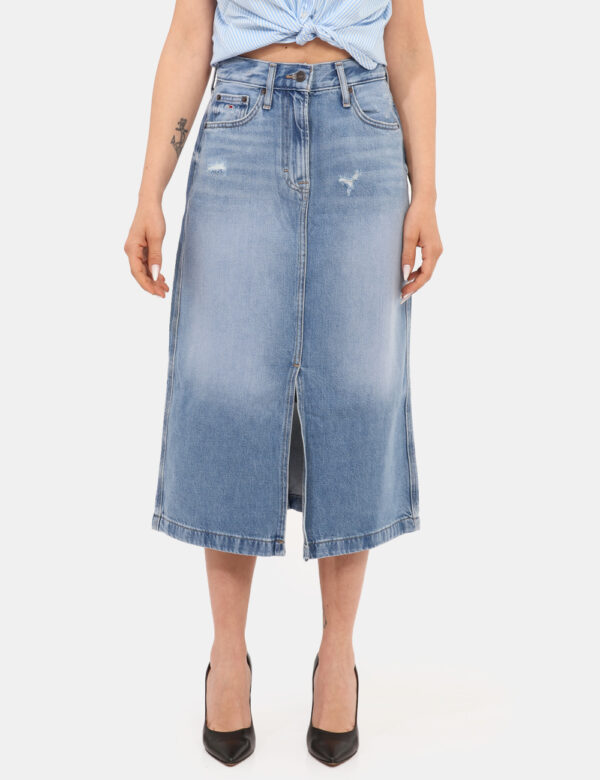 Gonna Tommy Hilfiger Jeans - Gonna lunga in jeans ed in total blu denim light, arricchita da piccola spacco frontale più rip